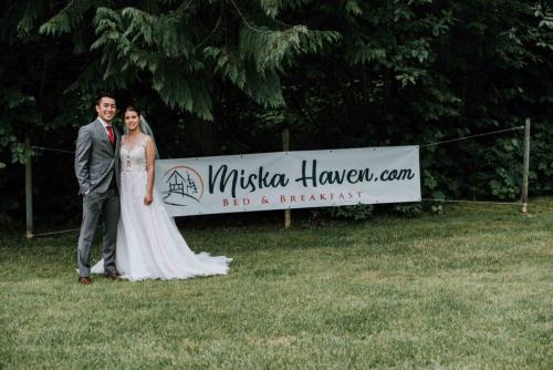 a - resize - grant and sabrina with miska haven sign